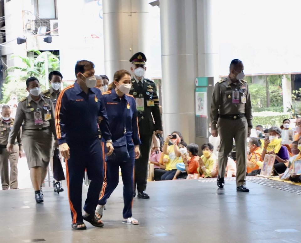 ในหลวง-พระราชินี เสด็จฯ ทรงติดตามพระอาการ พระองค์ภาฯ