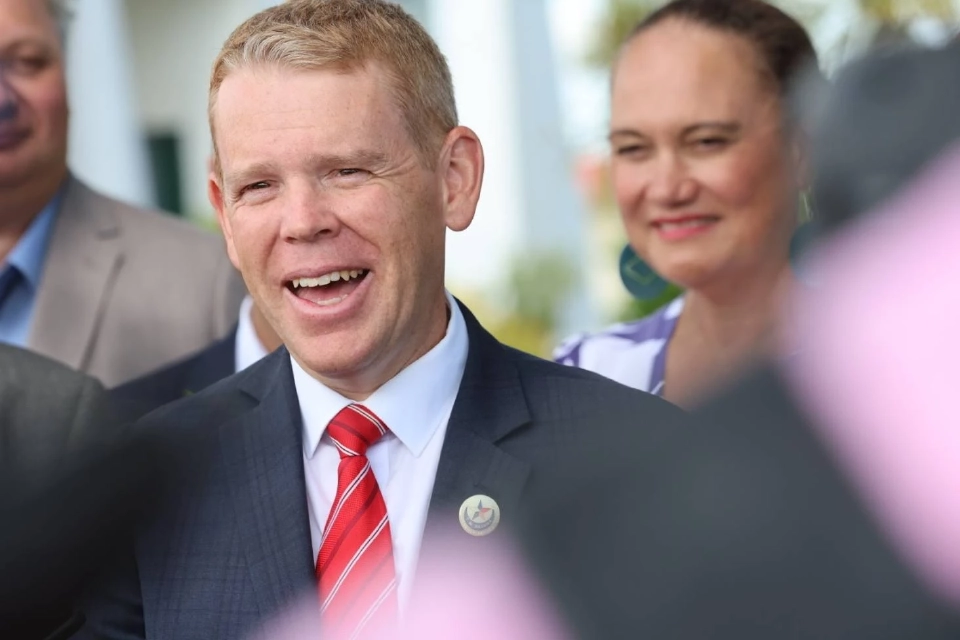 ฮิปกินส์แยกทางกับอดีตภรรยาในปี 2022 ทำให้เขาเป็นนายกรัฐมนตรีชายโสดคนแรกในประวัติศาสตร์การเมืองของนิวซีแลนด์ 