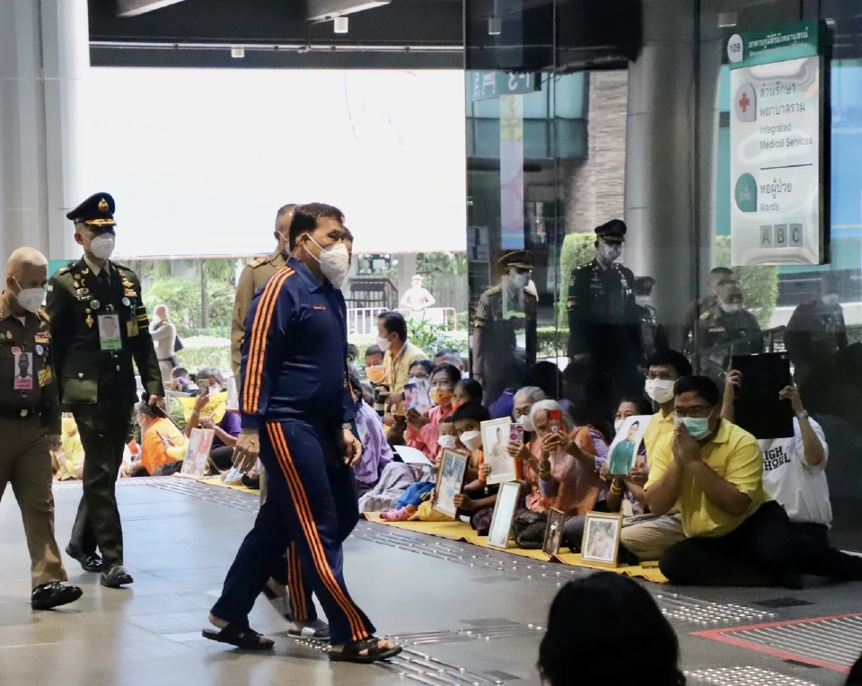 พระบาทสมเด็จพระเจ้าอยู่หัว และสมเด็จพระนางเจ้าฯ พระบรมราชินี เสด็จฯ ยังอาคารภูมิสิริมังคลานุสรณ์ โรงพยาบาลจุฬาลงกรณ์ สภากาชาดไทย