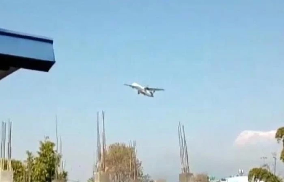 ภาพจากคลิปวิดีโอที่จับภาพเครื่องบินของเยติแอร์ไลน์สไว้ได้ ก่อนที่จะตกลง เมื่อวันอาทิตย์ (15 ม.ค.)