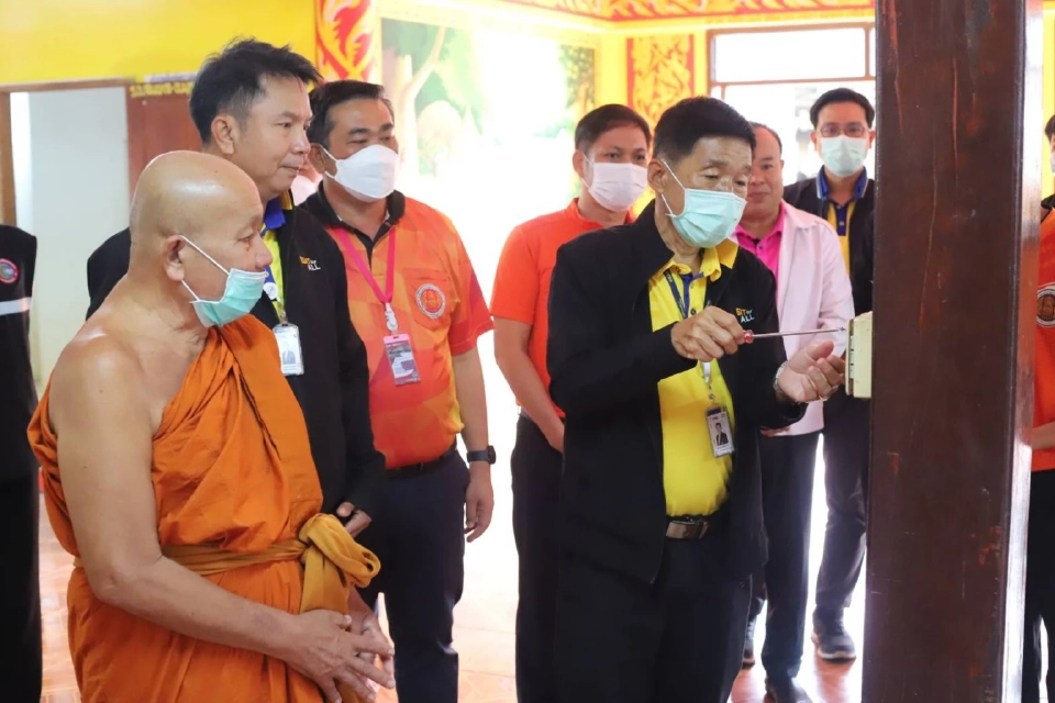 กฟผ.กฟภ.จับมือนายช่างอาสาลุยซ่อมเครื่องใช้ไฟฟ้าจมน้ำท่วมอุบลฯ 