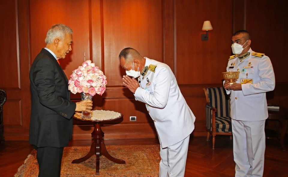 ทูลกระหม่อมหญิงฯ พระราชทานแจกันดอกไม้แก่ สุวัจน์ เนื่องในวันคล้ายวันเกิด