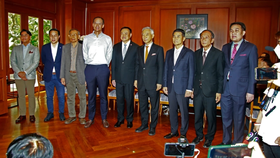ทูลกระหม่อมหญิงฯ พระราชทานแจกันดอกไม้แก่ สุวัจน์ เนื่องในวันคล้ายวันเกิด