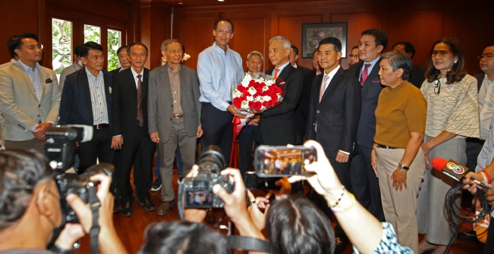 ทูลกระหม่อมหญิงฯ พระราชทานแจกันดอกไม้แก่ สุวัจน์ เนื่องในวันคล้ายวันเกิด
