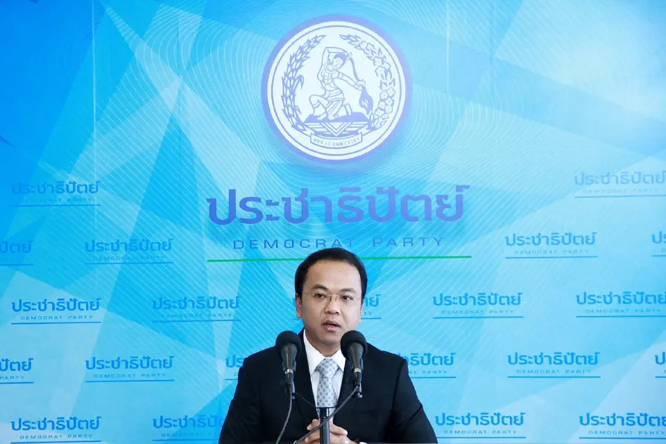   นายราเมศ รัตนะเชวง โฆษกพรรคประชาธิปัตย์ 