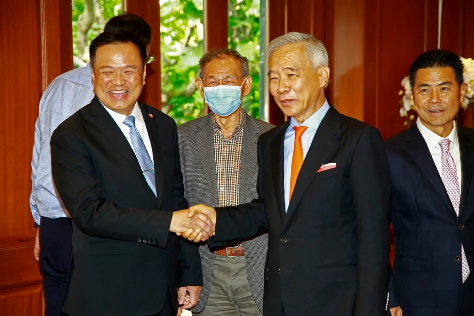 ทูลกระหม่อมหญิงฯ พระราชทานแจกันดอกไม้แก่ สุวัจน์ เนื่องในวันคล้ายวันเกิด