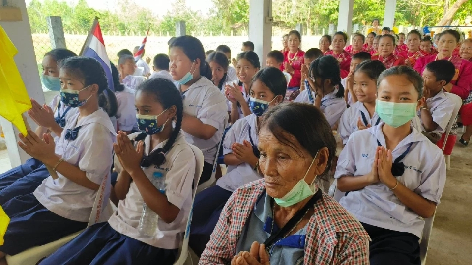 “แดง-เหลือง"อีสานสุดปลื้ม ร่วมเปิด หมู่บ้านเทิดไท้องค์ราชัน ที่ร้อยเอ็ด