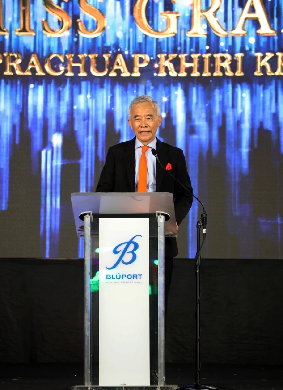 นายสุวัจน์ ลิปตพัลลภ อดีตรองนายกรัฐมนตรี