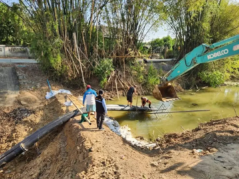 ผู้อำนวยการโครงการชลประทานเพชรบุรี ติดตามการปฏิบัติงานติดตั้งเครื่องสูบน้ำ