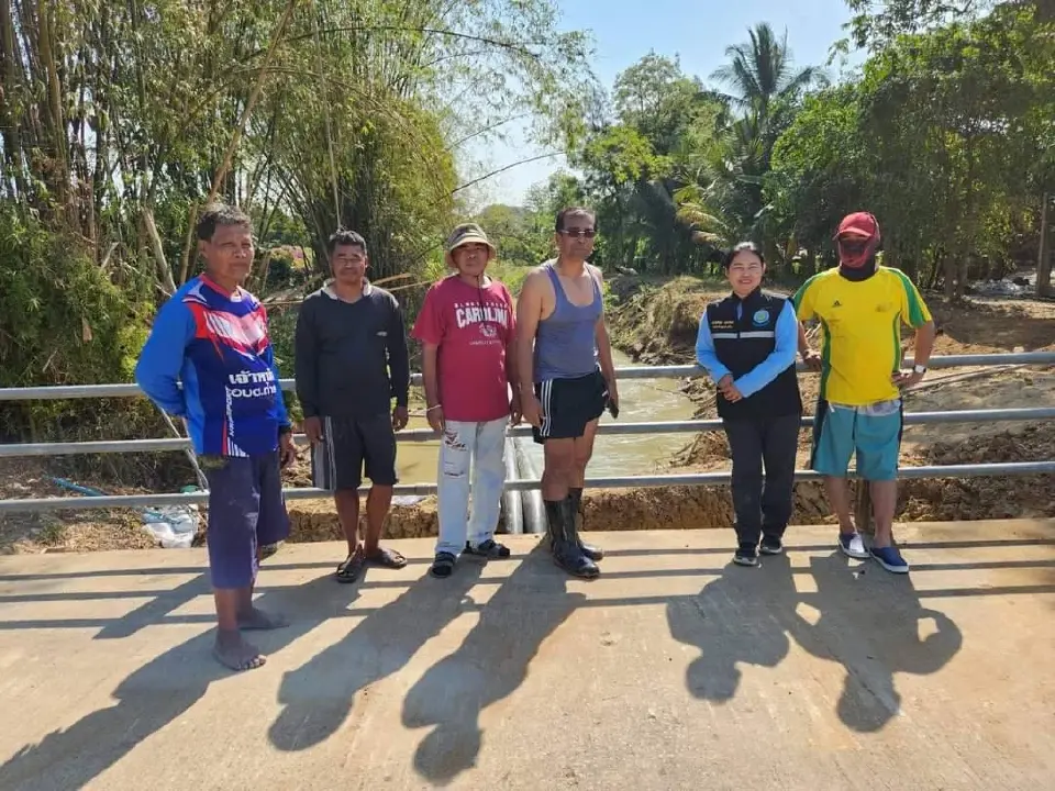 ผู้อำนวยการโครงการชลประทานเพชรบุรี ติดตามการปฏิบัติงานติดตั้งเครื่องสูบน้ำ