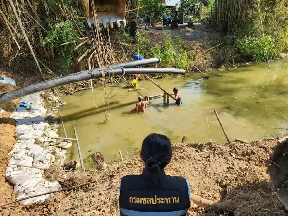 ผู้อำนวยการโครงการชลประทานเพชรบุรี ติดตามการปฏิบัติงานติดตั้งเครื่องสูบน้ำ