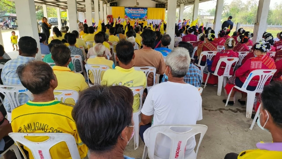 “แดง-เหลือง"อีสานสุดปลื้ม ร่วมเปิด หมู่บ้านเทิดไท้องค์ราชัน ที่ร้อยเอ็ด