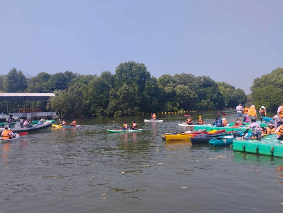 พายเรือคายัคเก็บขยะรักษ์ป่ากลางเมืองระยอง