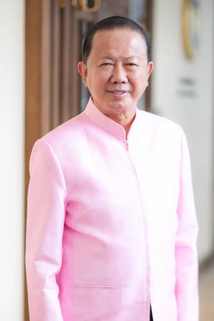 นายสนั่น  อังอุบลกุล ประธานกรรมการหอการค้าไทย และสภาหอการค้าแห่งประเทศไทย