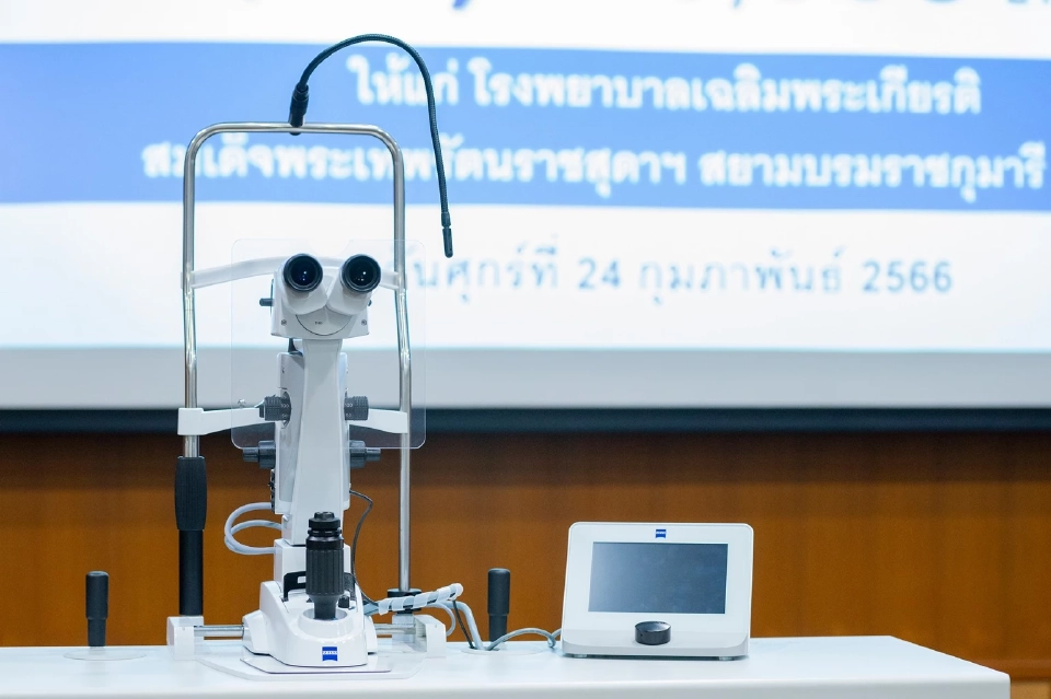 SYS มอบเครื่องเลเซอร์รักษาจอประสาทตาให้ รพ.เฉลิมพระเกียรติสมเด็จพระเทพรัตนราชสุดาฯ สยามบรมราชกุมารี ระยอง