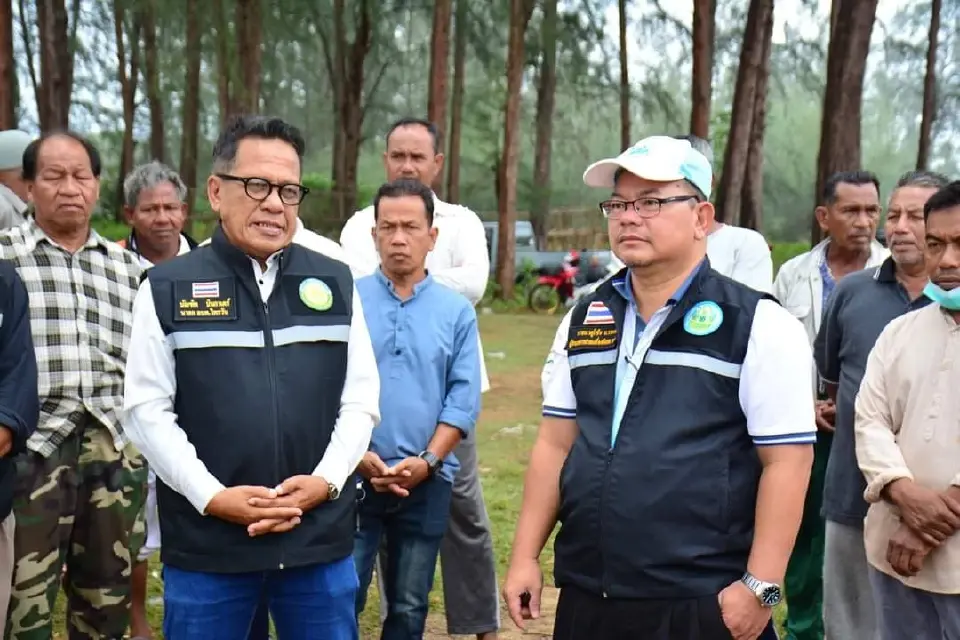 สนง.ชลประทานที่ 17 ขุดตะกอนทรายที่ทับถมปิดบริเวณปากคลองน้ำแบ่ง เปิดร่องน้ำให้เรือประมงสัญจร