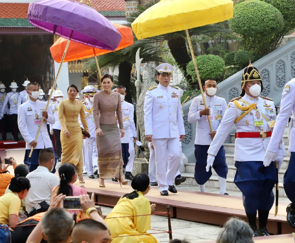 ในหลวง ทรงเปลี่ยนเครื่องทรงพระแก้วมรกต จากฤดูหนาวเป็นฤดูร้อน