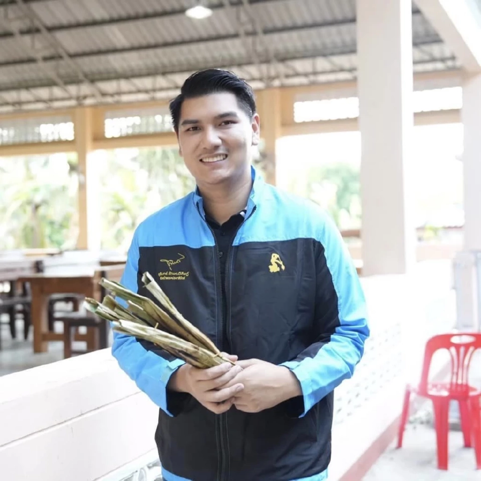 "สิงโต ศักดิ์สิทธิ์ ขาวทอง"