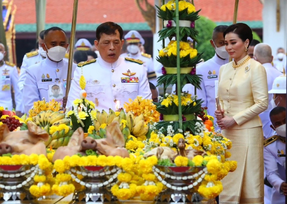 ในหลวง-พระราชินี เสด็จทรงบำเพ็ญพระราชกุศลวันมาฆบูชา 2566