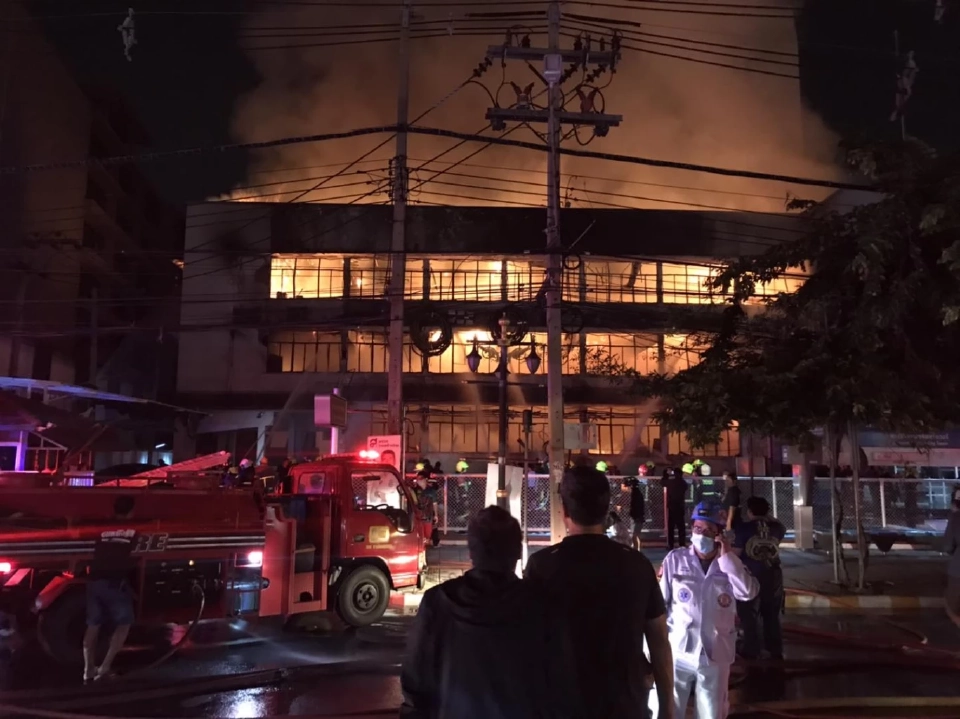 จุดเกิดเหตุอยู่ชั้น 1 ก่อนค่อยๆ ลุกลามเปลวไฟสูงกว่า 10 เมตร และมีเสียงระเบิดออกมาเป็นระยะ (ภาพจากเพจอาสากู้ภัยมูลนิธิป่อเต็กตึ๊ง จุด สน.บางยี่ขัน)