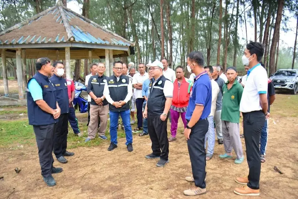 สนง.ชลประทานที่ 17 ขุดตะกอนทรายที่ทับถมปิดบริเวณปากคลองน้ำแบ่ง เปิดร่องน้ำให้เรือประมงสัญจร
