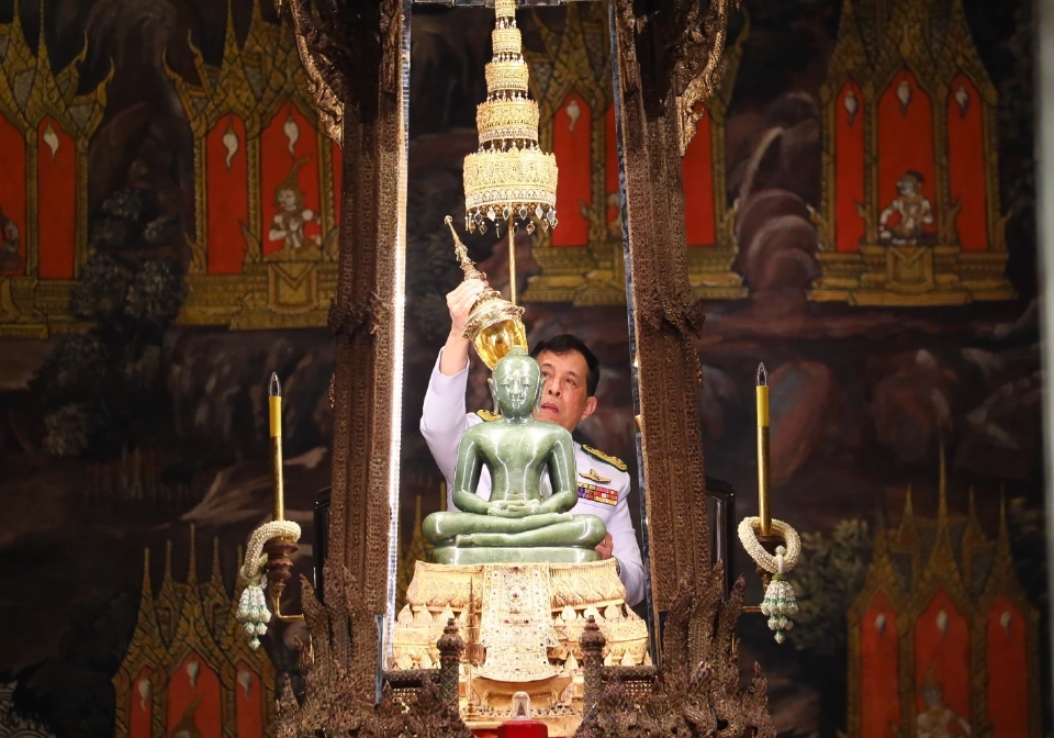 ในหลวง ทรงเปลี่ยนเครื่องทรงพระแก้วมรกต จากฤดูหนาวเป็นฤดูร้อน