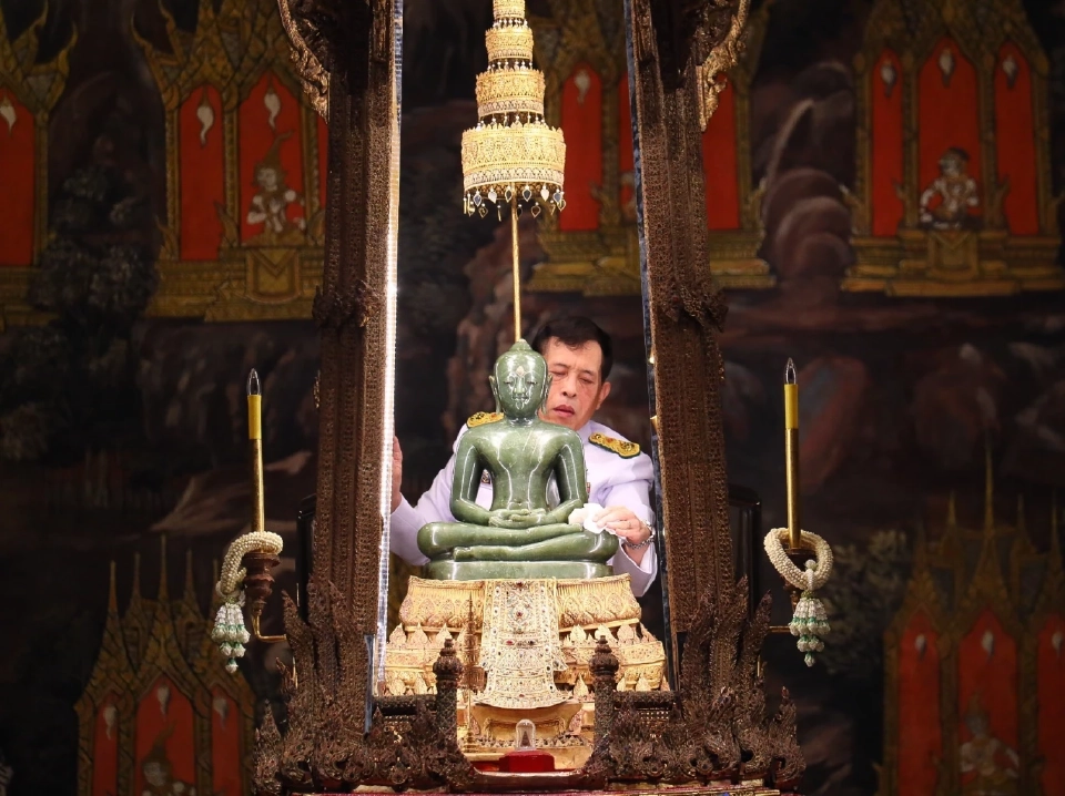 ในหลวง ทรงเปลี่ยนเครื่องทรงพระแก้วมรกต จากฤดูหนาวเป็นฤดูร้อน