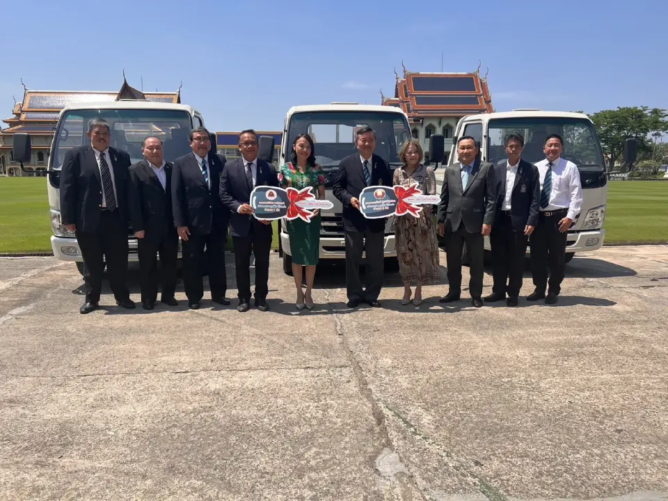 กงสุลกิตติมศักดิ์ บริจาครถบรรทุกแก่โรงเรียวชิราวุธวิทยาลัย