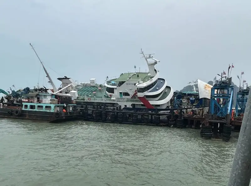 อ่าวไทยคลื่นลมแรง ซัดเรือประมงสูญหาย-ราชาเฟอร์รี่ จมครึ่งลำ
