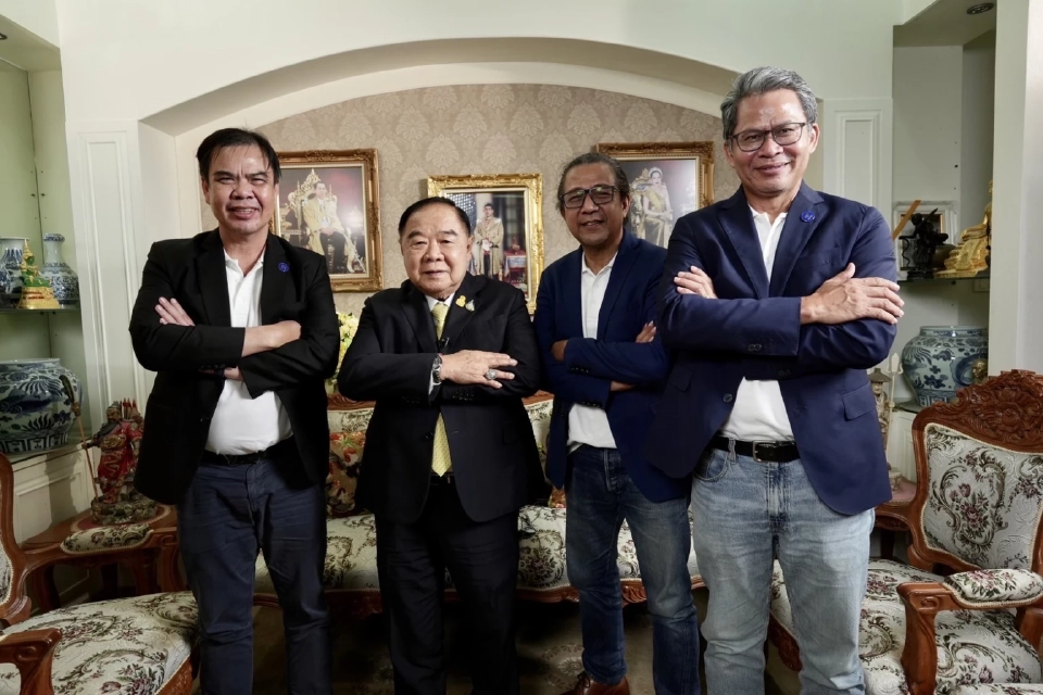 พล.อ.ประวิตร วงษ์สุวรรณ หัวหน้าพรรคพลังประชารัฐ ให้สัมภาษณ์พิเศษเครือเนชั่น โดย 3 บก. สมชาย มีเสน วีระศักดิ์ พงษ์อักษร และ บากบั่น บุญเลิศ ที่มูลนิธิอนุรักษ์ป่ารอยต่อ 5 จังหวัด ย่านถนนวิภาวดีรังสิต