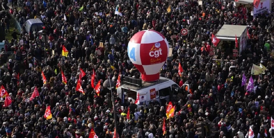 ผู้ชุมนุมในฝรั่งเศสนัดประท้วงใหญ่อีกครั้งในวันนี้ (6 เม.ย.2566)