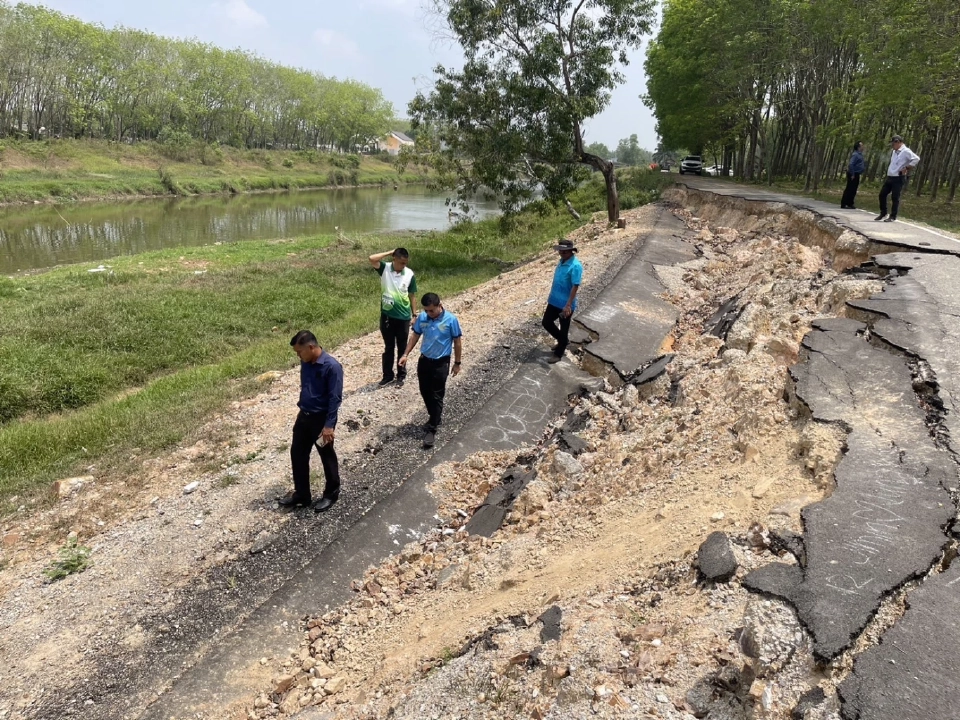 ชป. เร่งซ่อมแซมถนนเลียบคลองเกาะหมี - คลองแห หลังชำรุดจากอุทกภัย