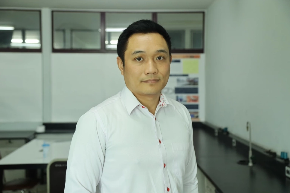 ผศ.ดร. ณัฐพล ฤกษ์เกษมสันติ์ อาจารย์ประจำภาควิศวกรรมเคมี สถาบันเทคโนโลยีพระจอมเกล้าเจ้าคุณทหารลาดกระบัง (KMITL)