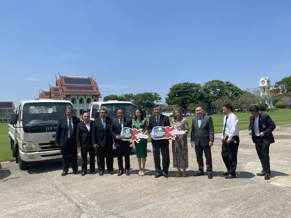 กงสุลกิตติมศักดิ์ บริจาครถบรรทุกแก่โรงเรียวชิราวุธวิทยาลัย