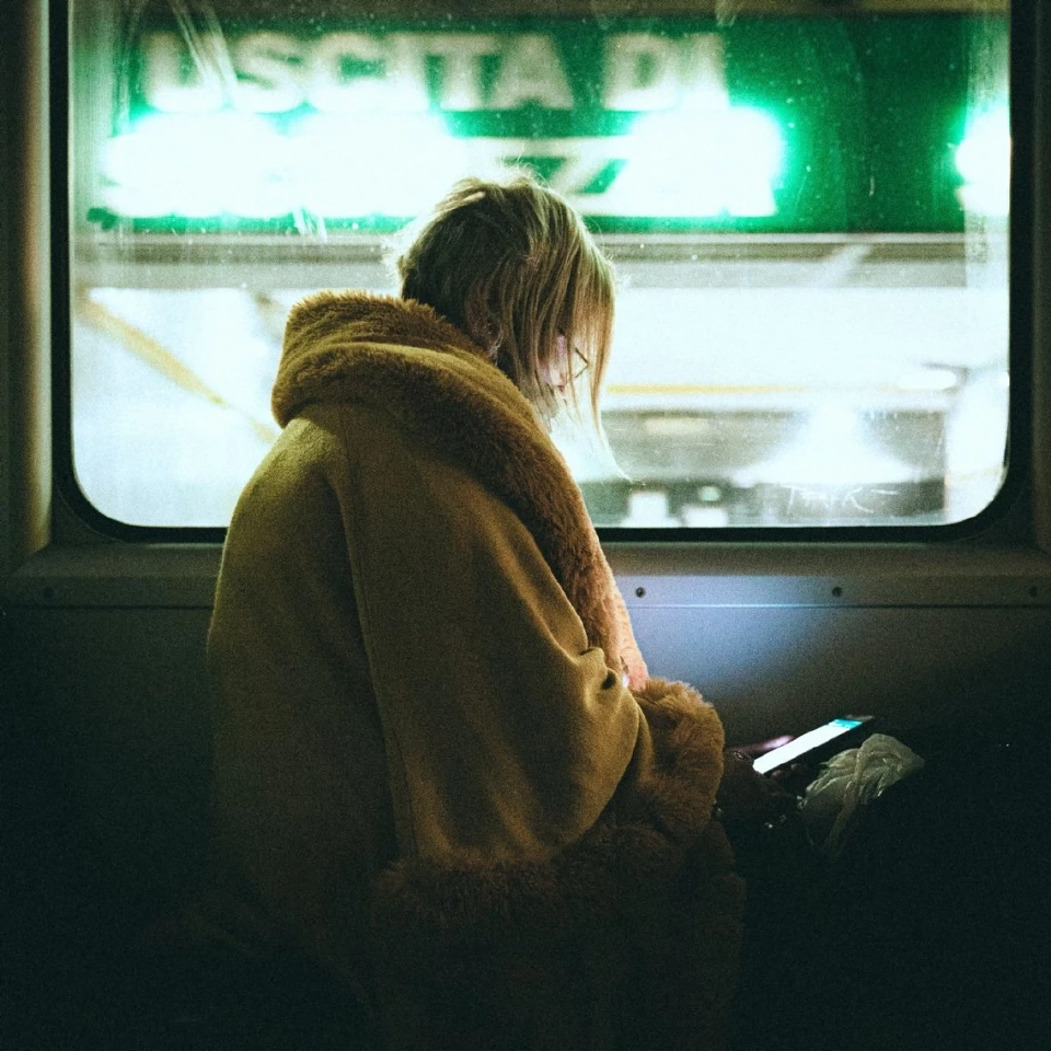 คอนเทนต์ที่เข้าข่าย “ไม่เหมาะจะรับชมในที่ทำงาน” ก็ไม่เหมาะที่จะนำมาเปิดชมในพื้นที่ให้บริการสาธารณะ เช่นบนขบวนรถไฟ