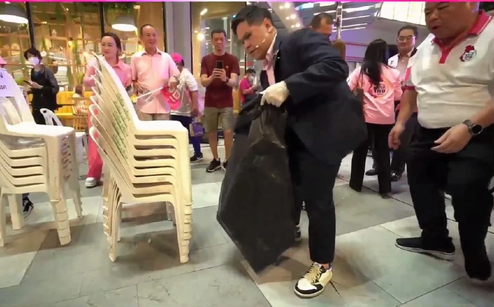 นายวราวุธ ศิลปอาชา รัฐมนตรีว่าการกระทรวงทรัพยากรธรรมชาติและสิ่งแวดล้อม หัวหน้าพรรคชาติไทยพัฒนา