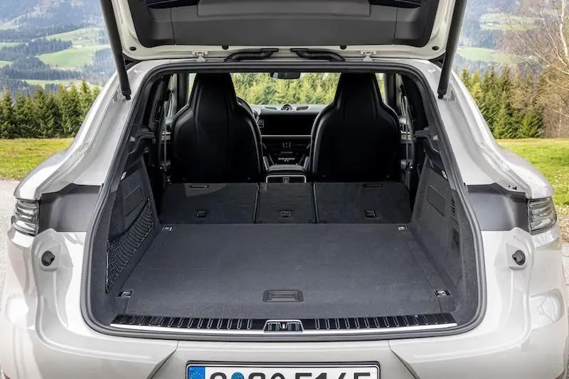 รีวิว Porsche Cayenne Facelift 2023  ปรับใหญ่ ปลั๊ก-อินไฮบริดเนียนขึ้น