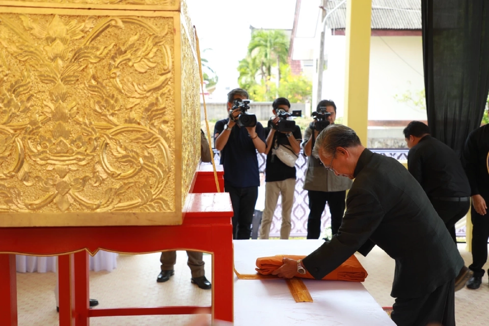 ครอบครัว “ลักษณวิศิษฏ์” น้อมสำนึกพระมหากรุณาธิคุณ พิธีพระราชทานเพลิงศพพ่อ