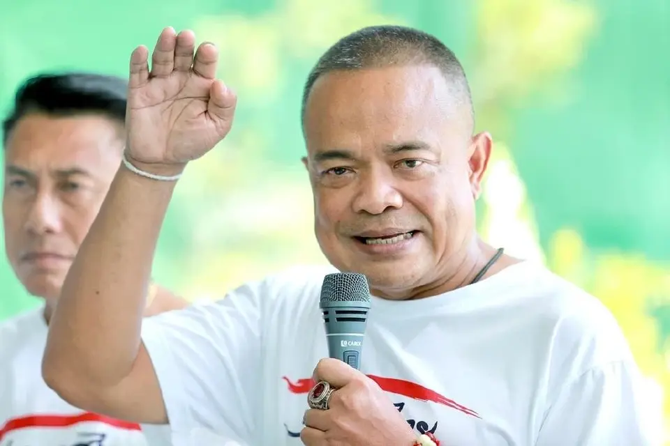 นายจตุพร พรหมพันธุ์ 