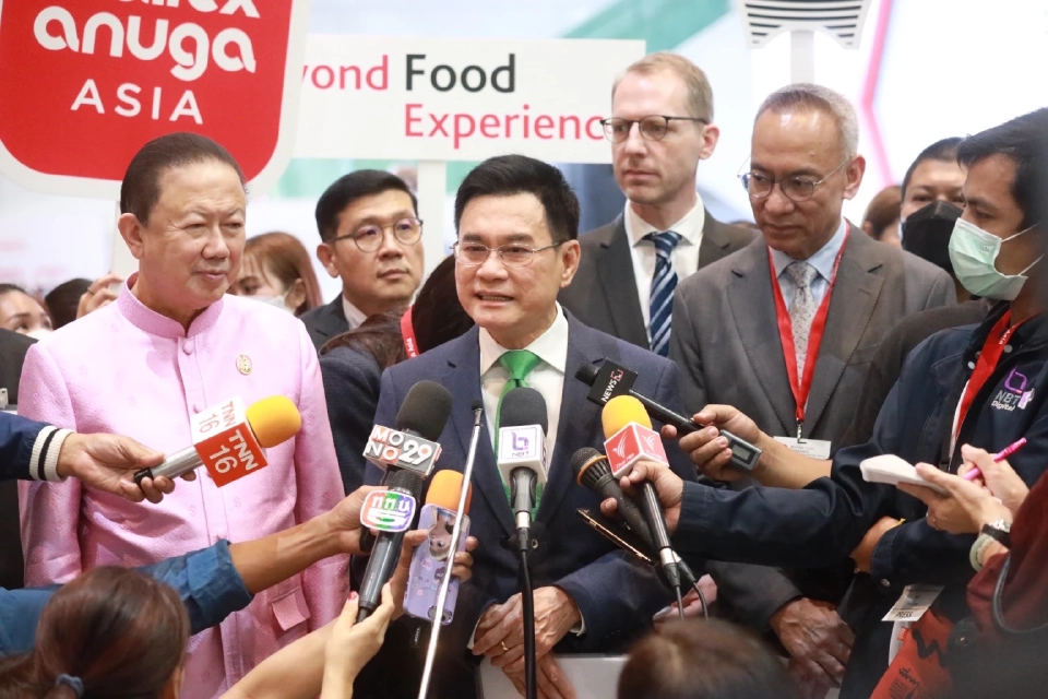 นายจุรินทร์ ลักษณวิศิษฏ์ รองนายกรัฐมนตรีและรัฐมนตรีว่าการกระทรวงพาณิชย์