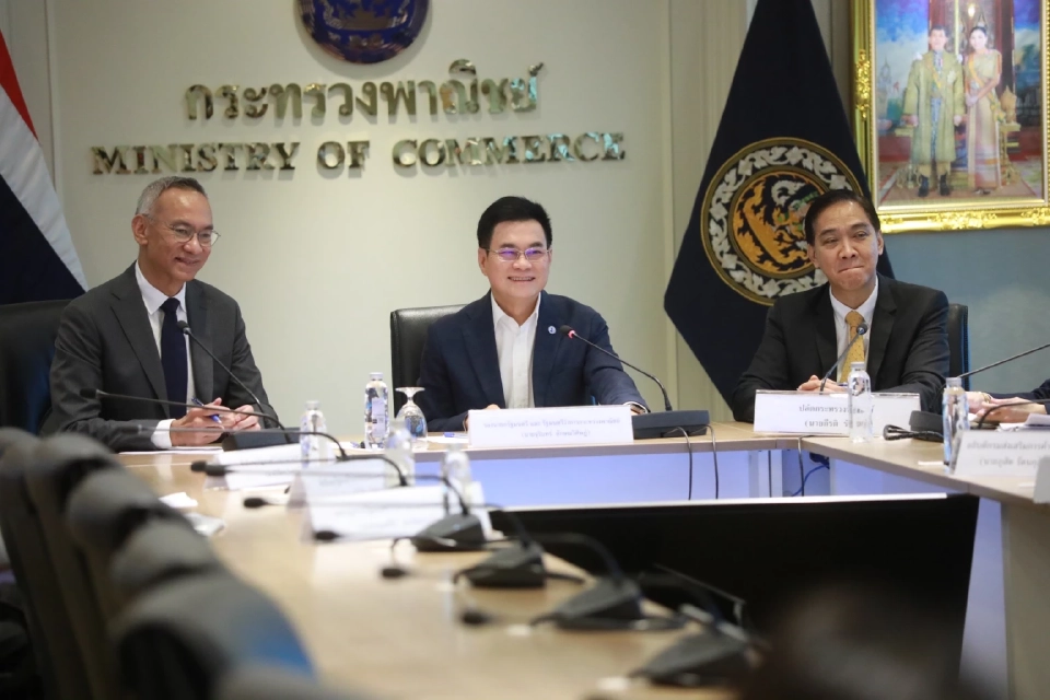 นายจุรินทร์ ลักษณวิศิษฏ์ รองนายกรัฐมนตรีและรัฐมนตรีว่าการกระทรวงพาณิชย์