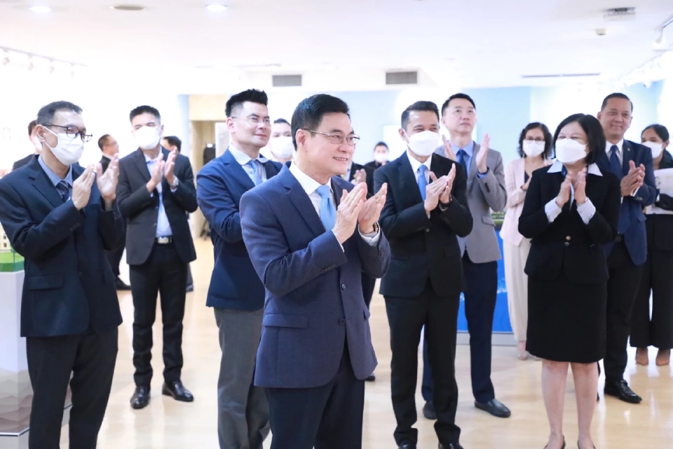 นายจุรินทร์ ลักษณวิศิษฏ์ รองนายกรัฐมนตรี และรัฐมนตรีว่าการกระทรวงพาณิชย์