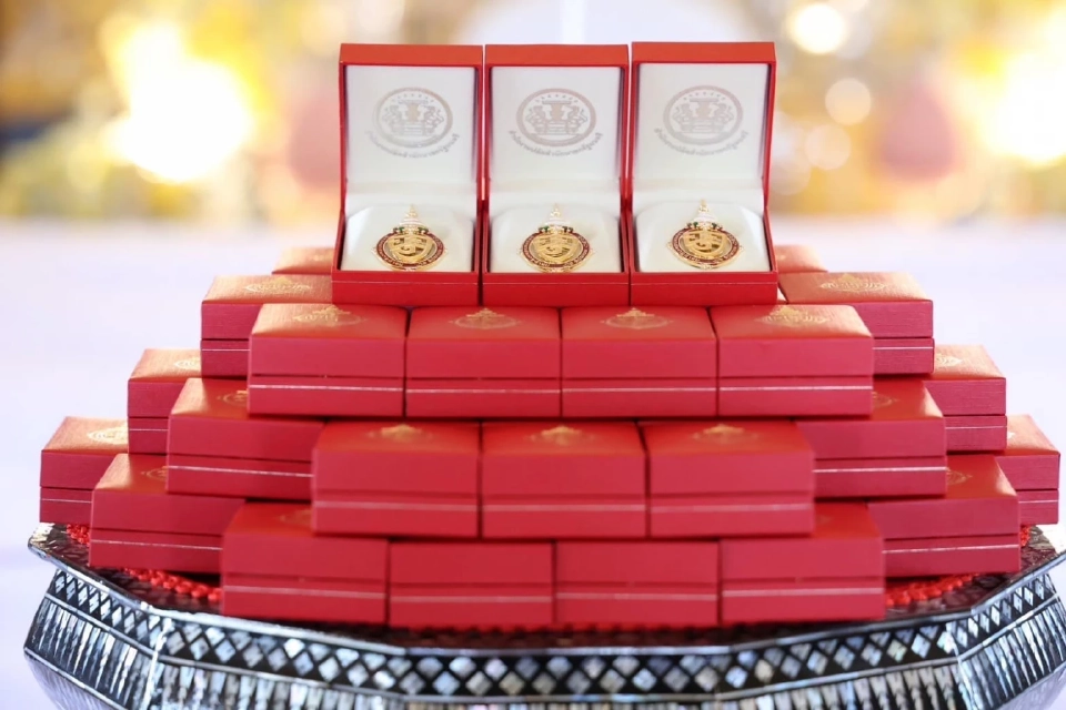 เข็มที่ระลึก งานฉลองพระชนมายุ 8 รอบ สมเด็จพระอริยวงศาคตญาณ สมเด็จพระสังฆราช สกลมหาสังฆปริณายก 26 มิถุนายน 2566