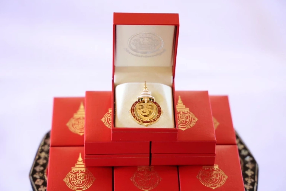 เข็มที่ระลึก งานฉลองพระชนมายุ 8 รอบ สมเด็จพระอริยวงศาคตญาณ สมเด็จพระสังฆราช สกลมหาสังฆปริณายก 26 มิถุนายน 2566