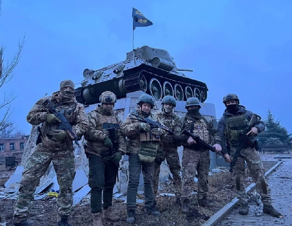 นายเยฟเกนี พริโกชิน หัวหน้ากลุ่มนักรบรับจ้าง "แวกเนอร์ กรุ๊ป"(ที่สามจากซ้าย) กับนักรบของเขาในสมรภูมิบัคห์มุต ประเทศยูเครน 