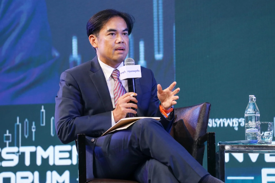 ดร.พิพัฒน์ เหลืองนฤมิตชัย ผู้ช่วยกรรมการผู้จัดการ หัวหน้านักเศรษฐศาสตร์ และหัวหน้าฝ่ายวิเคราะห์เศรษฐกิจและการลงทุน กลุ่มธุรกิจการเงินเกียรตินาคินภัทร