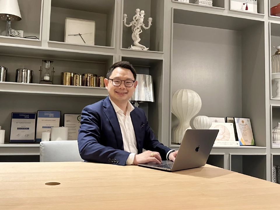 ภก. คงเกียรติ ฉัตรหิรัญทรัพย์