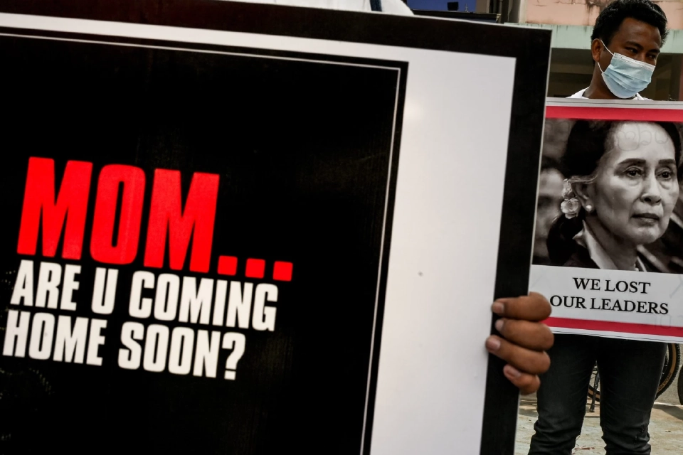 เสียงเรียกร้องให้ปล่อยตัวนางอองซาน ซูจี ซึ่งปัจจุบันถูกตัดสินโทษจำคุก 33 ปี 