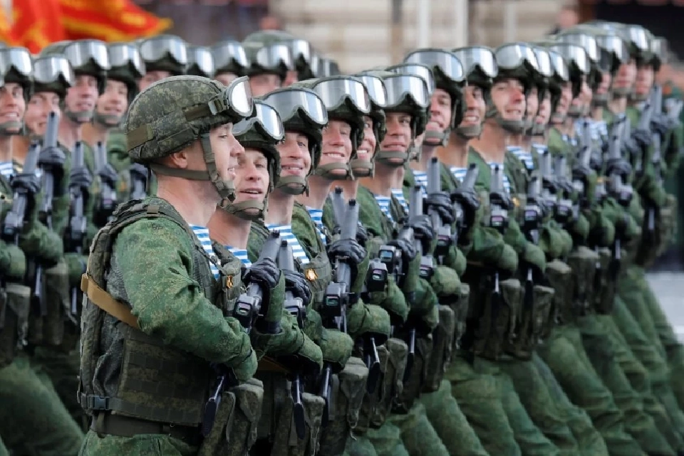 ผู้นำรัสเซียสนับสนุนอัตรากำลังพลในกองทัพให้มีกำลังรบ 1.5 ล้านนาย ซึ่งรวมถึงทหารสัญญาจ้าง 695,000 นาย จากกำลังพลทั้งหมด 1.15 ล้านนาย