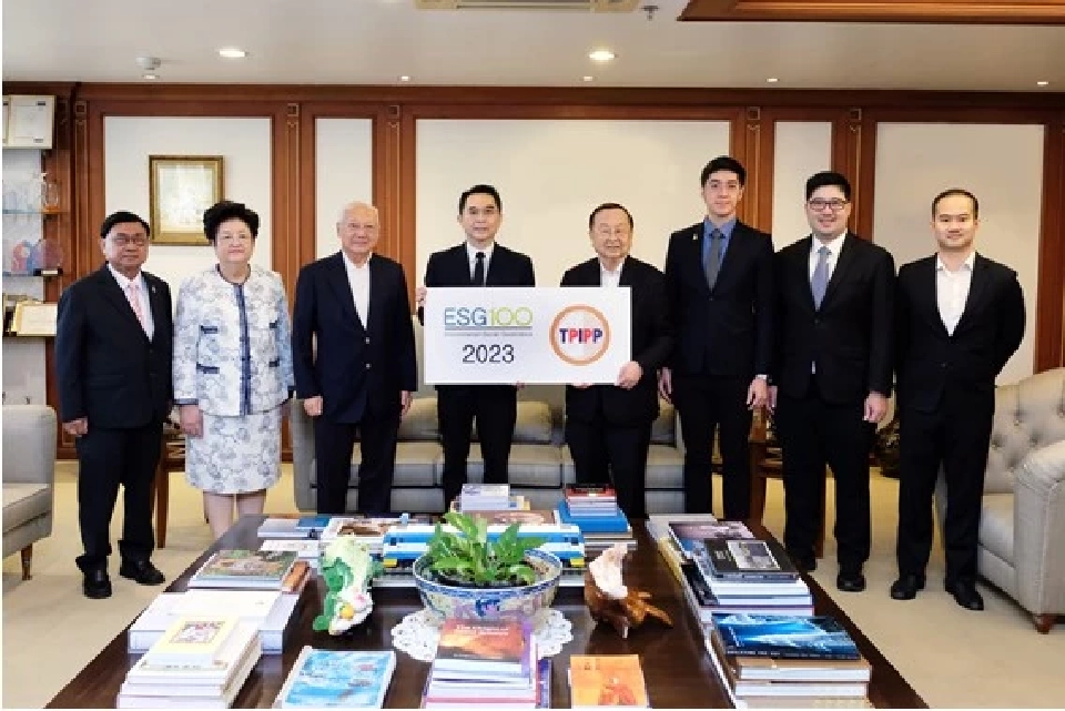 นายประชัย เลี่ยวไพรัตน์ (ที่ 4 จากขวา) ประธานกรรมการ พร้อมคณะผู้บริหารบริษัท ทีพีไอ โพลีน เพาเวอร์ จำกัด (มหาชน) (TPIPP) รับมอบประกาศนียบัตร ESG100 Company ประจำปี 2566 ในฐานะบริษัทที่มีการดำเนินงานโดดเด่นด้านสิ่งแวดล้อม สังคม และธรรมาภิบาล (ESG) จากนายพิพัฒน์ ยอดพฤติการ (ที่ 4 จากซ้าย) ประธานสถาบันไทยพัฒน์ ณ สำนักงานใหญ่ ทีพีไอ โพลีน เพาเวอร์ สาทร กรุงเทพฯ